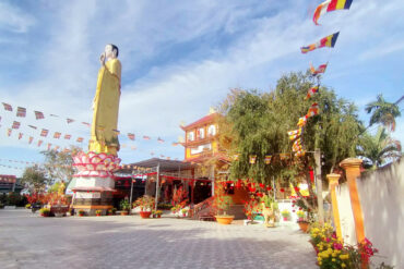CHÙA CHÂU LONG TRAO TẶNG 150 PHẦN QUÀ ĐẾN BÀ CON KHÓ KHĂN